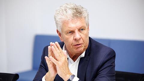 Dieter Reiter (SPD), Oberbürgermeister von München, spricht während eines Interviews.