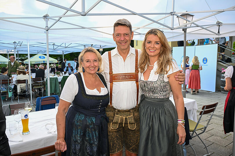 Marianne Wille und das Wirtepaar Peter Reichert und Franziska Kohlpaintner.