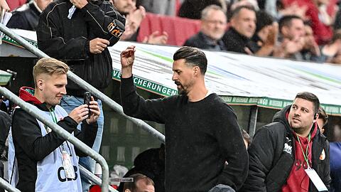 Augsburgs neuer Coach Sandro Wagner fiel kürzlich mit einer Bla-Bla-Geste Richtung Zuschauer auf.