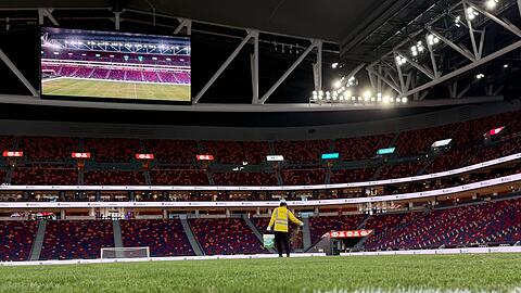 Der Rasen f&uuml;r das Testspiel wird vorbereitet
