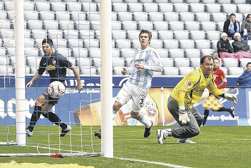 Der Moment der Entscheidung am Samstagnachmittag: 1860-Keeper Gabor Kiraly lässt einen harmlosen Schuss des Bochumers Aydin durchrutschen.