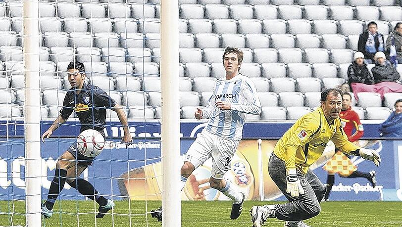 Der Moment der Entscheidung am Samstagnachmittag: 1860-Keeper Gabor Kiraly lässt einen harmlosen Schuss des Bochumers Aydin durchrutschen. Der Moment der Entscheidung am Samstagnachmittag: 1860-Keeper Gabor Kiraly lässt einen harmlosen Schuss des Bochumers Aydin durchrutschen.