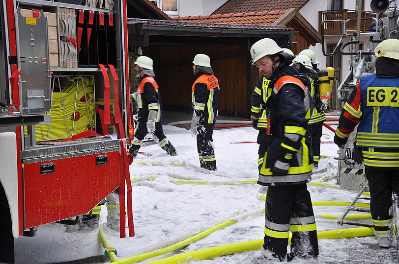 Großeinsatz für die Feuerwehr: Das Einfamilienhaus in Falkenberg wurde völlig zerstört.