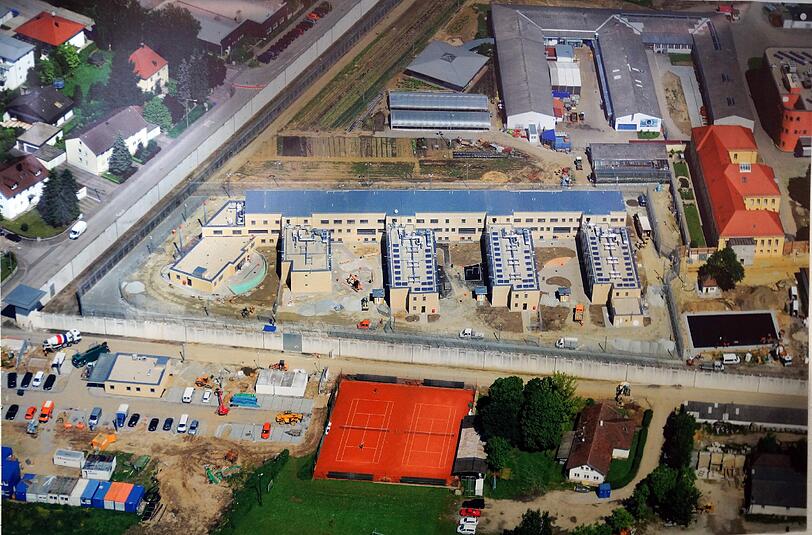 Der Neubau-Trakt für Sicherungsverwahrte auf dem Geländer JVA Straubing aus der Luft.