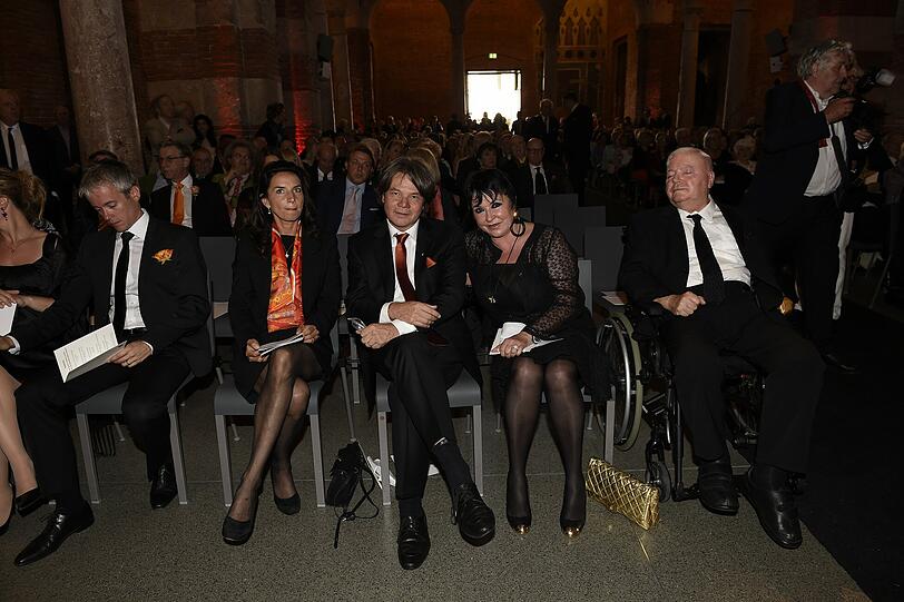 Christian Käfer, Michael Käfer mit Frau Clarissa, Gerd Käfers Witwe Uschi Ackermann sowie sein Bruder Helmut Käfer (v.l.) sitzen bei der Trauerfeier in der Allerheiligen-Hofkirche in der ersten Reihe