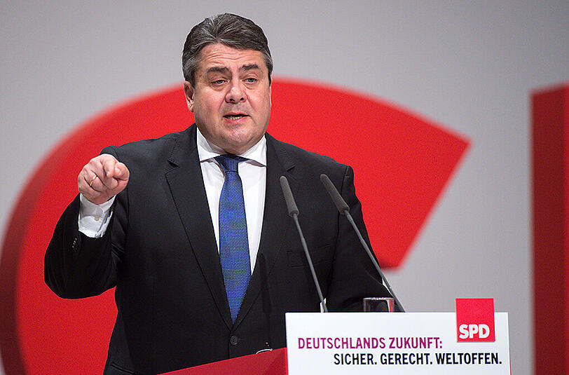 Der SPD-Vorsitzende Sigmar Gabriel spricht am 11.12.2015 beim Bundesparteitag der Sozialdemokratischen Partei Deutschlands in Berlin.