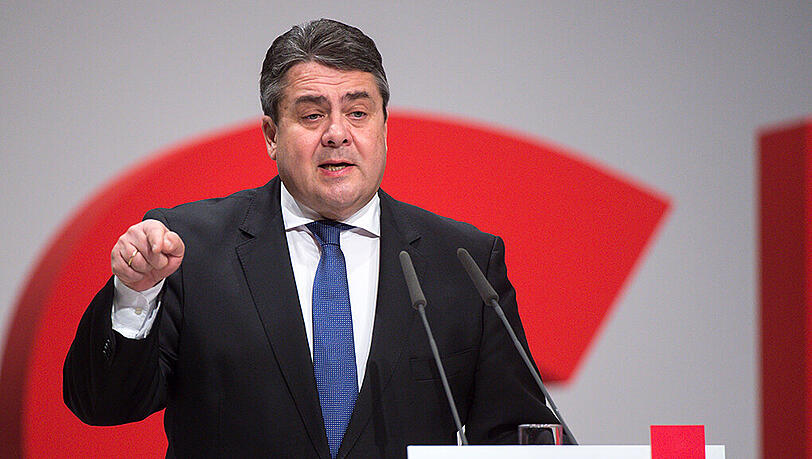 Der SPD-Vorsitzende Sigmar Gabriel spricht am 11.12.2015 beim Bundesparteitag der Sozialdemokratischen Partei Deutschlands in Berlin. Der SPD-Vorsitzende Sigmar Gabriel spricht am 11.12.2015 beim Bundesparteitag der Sozialdemokratischen Partei Deutschlands in Berlin.