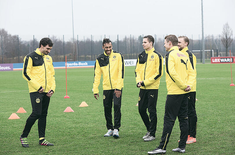 Staunen nicht schlecht: die Fußball-Stars vom BVB.