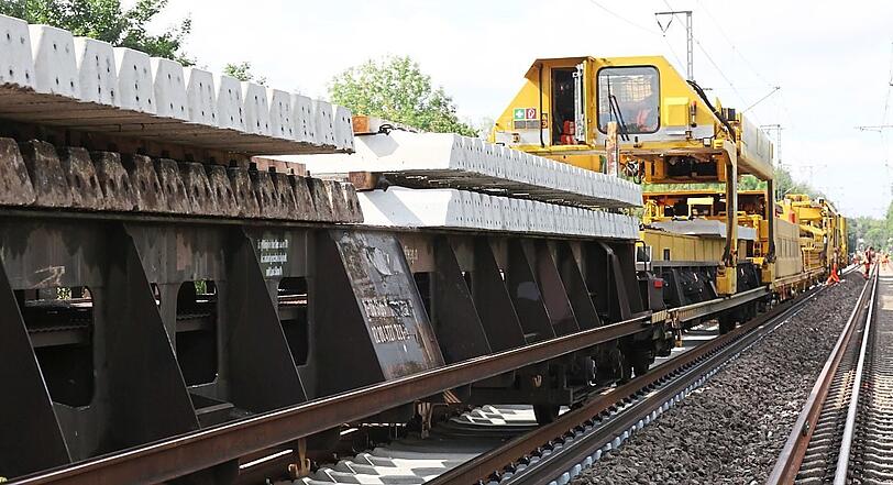 Auch die Betonschwellen unter den Schienen werden erneuert.