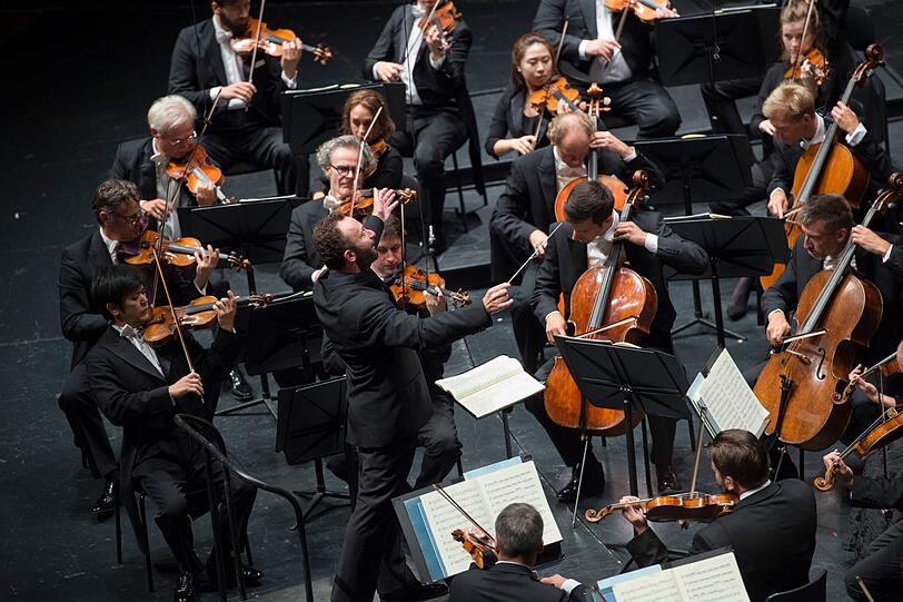 Kirill Petrenko und die Berliner Philharmoniker im Großen Festspielhaus.