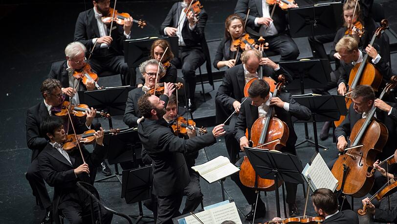 Kirill Petrenko und die Berliner Philharmoniker im Großen Festspielhaus. Kirill Petrenko und die Berliner Philharmoniker im Großen Festspielhaus.