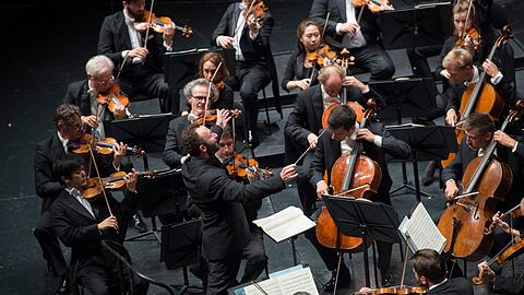 Kirill Petrenko und die Berliner Philharmoniker im Großen Festspielhaus.