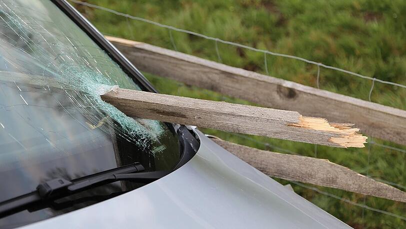 Eines der hochgeschleuderten Bretter des Zauns durchschlug die Windschutzscheibe und traf den Fahrer.