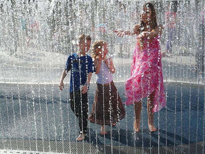 Der Brunnen vor den Pasing Arcaden ist bei Kindern sehr beliebt - eine Stadtführung bietet jetzt eine Führung für Familien an.