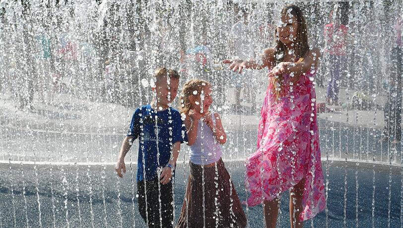 Der Brunnen vor den Pasing Arcaden ist bei Kindern sehr beliebt - eine Stadtführung bietet jetzt eine Führung für Familien an. Der Brunnen vor den Pasing Arcaden ist bei Kindern sehr beliebt - eine Stadtführung bietet jetzt eine Führung für Familien an.