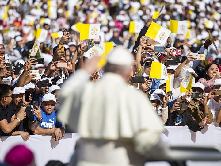 Papst Franziskus grüßt die Zuschauer bei seiner Ankunft im Stadion Said-Sports-City.
