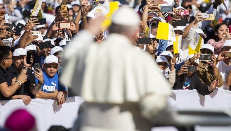 Papst Franziskus grüßt die Zuschauer bei seiner Ankunft im Stadion Said-Sports-City. Papst Franziskus grüßt die Zuschauer bei seiner Ankunft im Stadion Said-Sports-City.