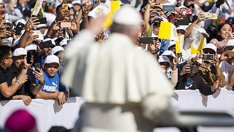 Papst Franziskus grüßt die Zuschauer bei seiner Ankunft im Stadion Said-Sports-City.