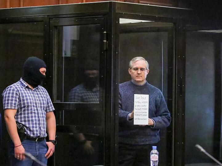 Der US-Bürger Paul Whelan (r) vor der Urteilsverkündung in einem Moskauer Gericht.