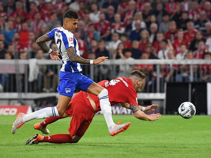 Münchens Niklas Süle (r.) und Herthas Davie Selke kämpfen um den Ball. Foto: Sven Hoppe