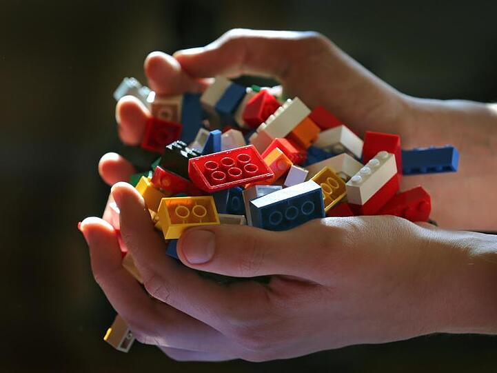 Der dänische Lego-Konzern hat Anfang des Jahres verkündet, künftig verstärkt auf Verpackungen und Bauelemente aus pflanzlichen Kunststoffen zu setzen.