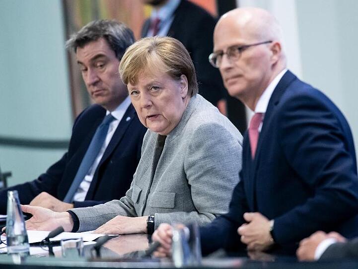 Coronavirus-Pk mit Markus Söder (l-r), Angela Merkel, Peter Tschentscher und Olaf Scholz (nicht im Bild) im Bundeskanzleramt.