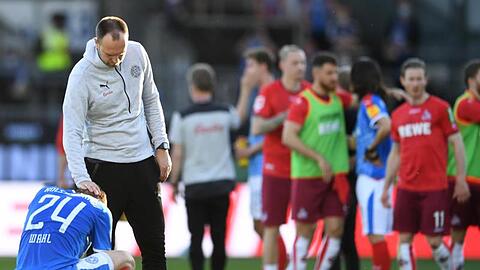 Kiels Trainer Ole Werner (2.v.l) tröstet Abwehrspieler Hauke Wahl.