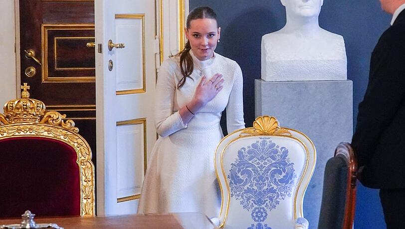 Prinzessin Ingrid Alexandra bei einer Kabinettssitzung im Palast.
