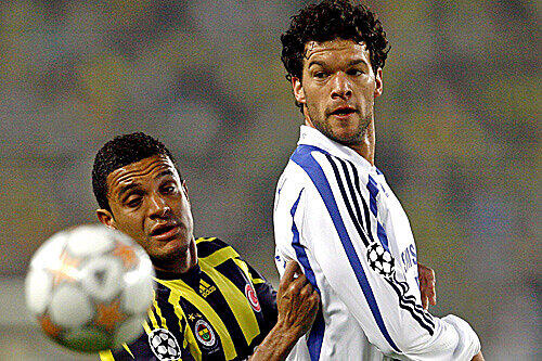 Fenerbahces Vederson (l) hat gegen Michael Ballack das Nachsehen.