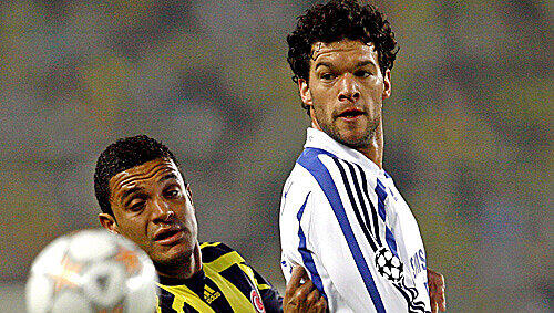 Fenerbahces Vederson (l) hat gegen Michael Ballack das Nachsehen. Fenerbahces Vederson (l) hat gegen Michael Ballack das Nachsehen.