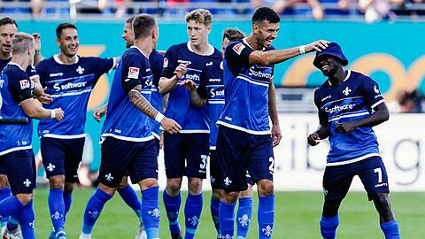 Braydon Manu (r) brachte Darmstadt beim Sieg gegen Sandhausen in Führung.