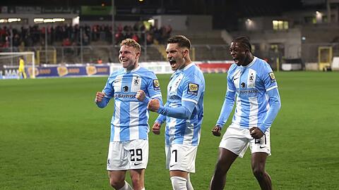 Alles Jubel unter Giannikis (v. l. n. r.): Kilian Ludewig, Guttau und Mansour Ouro-Tagba.