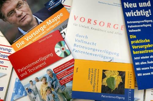 Hilfreiche Hinweise in einem schwierigen Thema: Broschüren zum Thema Patientenverfügung.