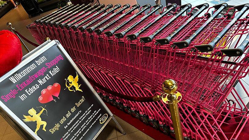 Bei der Edeka-Filiale Kolb stehen jetzt rosa Einkaufswagen zur Verfügung. Kauft man mit einem solchen ein, wird den anderen Kunden signalisiert, dass man selbst Single ist.