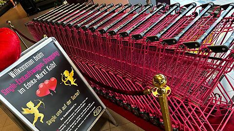 Bei der Edeka-Filiale Kolb stehen jetzt rosa Einkaufswagen zur Verfügung. Kauft man mit einem solchen ein, wird den anderen Kunden signalisiert, dass man selbst Single ist.