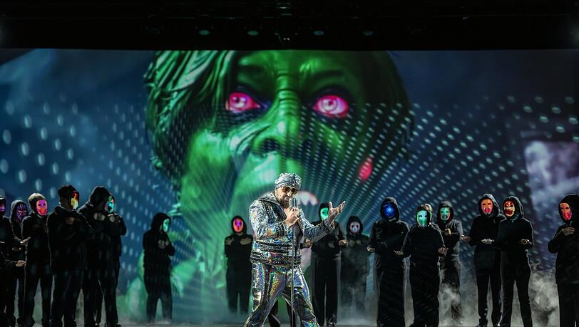 Eine beliebte Verschwörungstheorie behauptet, Elvis Presley sei gar nicht tot. Daher hat der King (Avtandil Kaspeli) auch in Moritz Eggerts Oper "Die letzte Verschwörung" einen Auftritt.