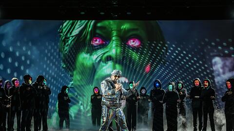 Eine beliebte Verschwörungstheorie behauptet, Elvis Presley sei gar nicht tot. Daher hat der King (Avtandil Kaspeli) auch in Moritz Eggerts Oper "Die letzte Verschwörung" einen Auftritt.