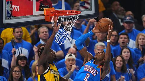 Umkämpft bis zum letzten Zentimeter vor dem Korb: Spiel sieben in den NBA-Finals.