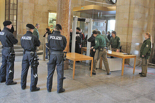 Strenge Sicherheitskontrollen: Die Polizei kontrolliert die Zuschauer des Prozesses am Amtsgericht.