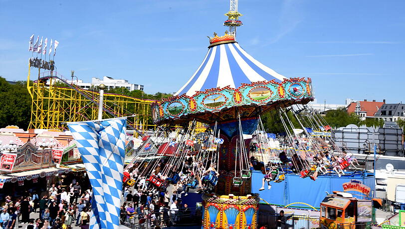 Auf dem Fr&uuml;hlingsfest auf der Theresienwiese geht es im wahrsten Sinne des Wortes rund. Neben Fahrgesch&auml;ften wie dem Kettenkarussell sorgen zwei Bierzelte und allerlei Schmankerl f&uuml;r beste Stimmung.