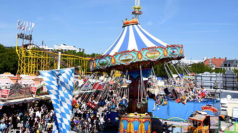 Auf dem Fr&uuml;hlingsfest auf der Theresienwiese geht es im wahrsten Sinne des Wortes rund. Neben Fahrgesch&auml;ften wie dem Kettenkarussell sorgen zwei Bierzelte und allerlei Schmankerl f&uuml;r beste Stimmung.