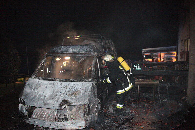 Völlig ausgebrannt: In Tötenberg bei Aschau stand ein Klein-Lkw in Flammen. Als die Feuerwehren beim Fahrzeug eintrafen, stand es bereits voll in Brand. Die Ursache des Feuers war zum Montagmorgen noch unbekannt.