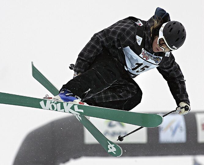Die Halfpipe-Weltmeisterin von 2005 war beim Training in Park City auf dem Kopf gelandet
und einen Tag später im Krankenhaus von Salt Lake City operiert
worden.