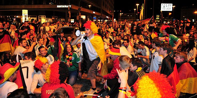 Auto-Korso, Party die ganze Nacht: Deutschland feiert den Einzug ins EM-Halbfinale! Hier gibts die schönsten Fanbilder zum Durchklicken und Mitfeiern!
