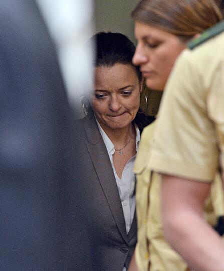 Die Angeklagte Beate Zschäpe (vorne) wird am 14.05.2013 in den Verhandlungssaal im Oberlandesgericht geführt.