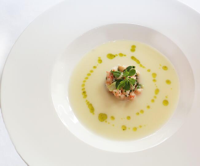2. Gang: Spargelcremesuppe mit Bärlauchöl und Shrimps