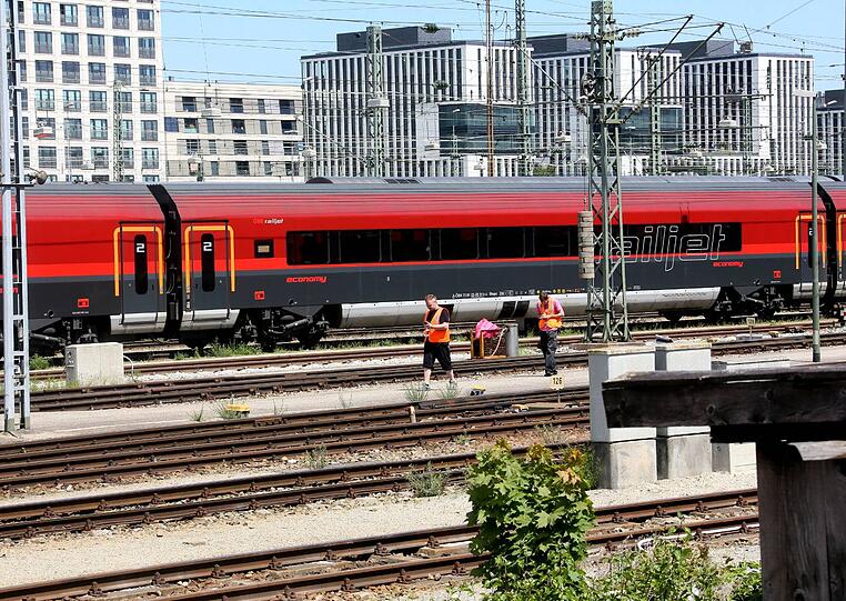 In diesem Zug ist das Verbrechen passiert: Der Railjet 68 steht am Dienstagnachmittag zwischen der Hacker- und der Donnersbergerbrücke auf Gleis 54.