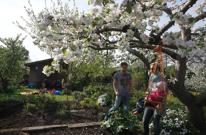 LAND IN SONNE Der Name klingt schon idyllisch: "Land in Sonne" heißt die Kleingartenanlage im Westend und ist in ihrem Kontext ebenfalls ein ruhiger Ort &ndash; auch wenn der Mittlere Ring sie mittendurch teilt. Wer hier einen Garten bestellt, baut entspannt Gemüse und Obst an, und einfach hindurchschlendern lässt es sich durchs "Land in Sonne" auch.