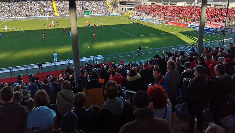 Das USK (Bildmitte) stürmt auf die Haupttribüne des Grünwalder Stadions. Das USK (Bildmitte) stürmt auf die Haupttribüne des Grünwalder Stadions.
