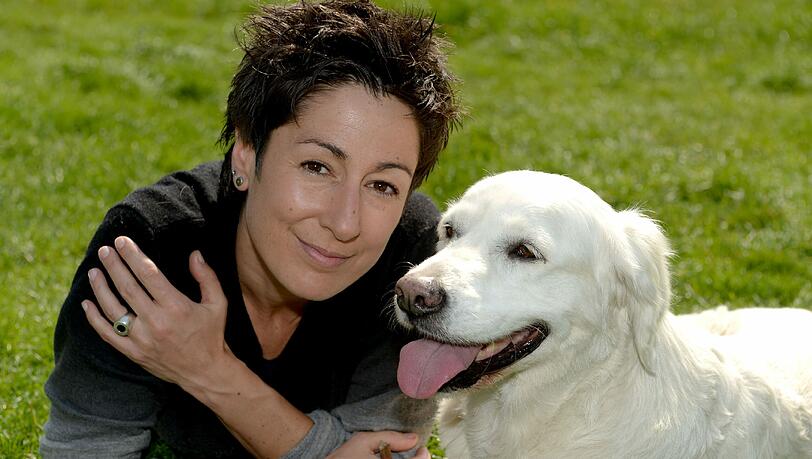 Hayali mit Emma: Die Moderatorin liest aus dem Buch „Is’ was, Dog?“. Hayali mit Emma: Die Moderatorin liest aus dem Buch „Is’ was, Dog?“.